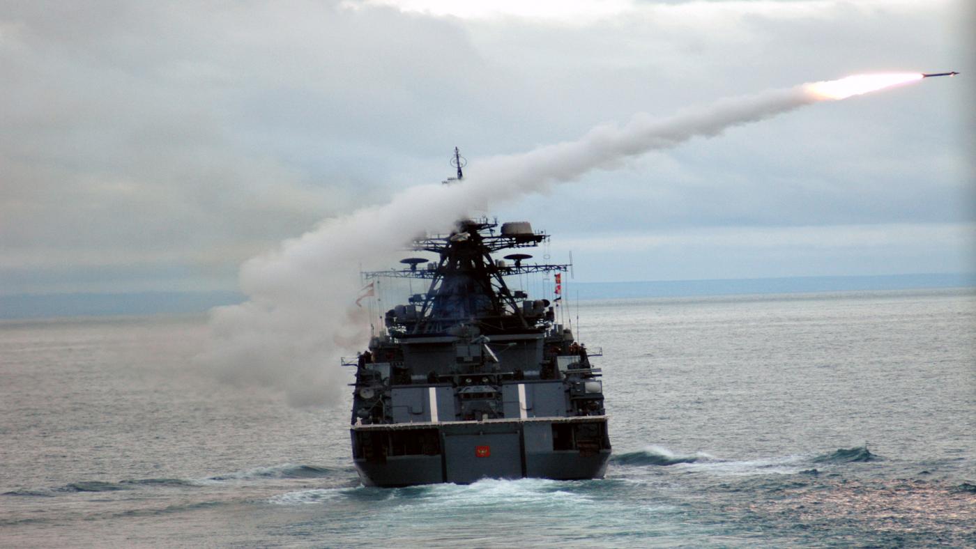Моряки Северного флота отработали тактику морского боя в Баренцевом море