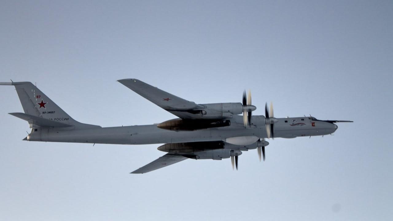Противолодочный самолет разведал обстановку над нейтральными водами Арктики