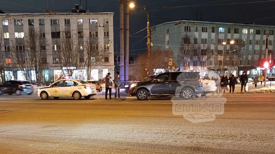 Женщина угодила под колеса внедорожника в Мурманске, пытаясь перебежать дорогу на красный