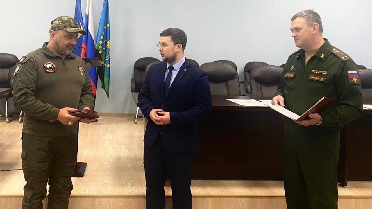 Жителю Оленегорска Алексею Мирошникову вручили медаль &quot;За храбрость&quot; II степени