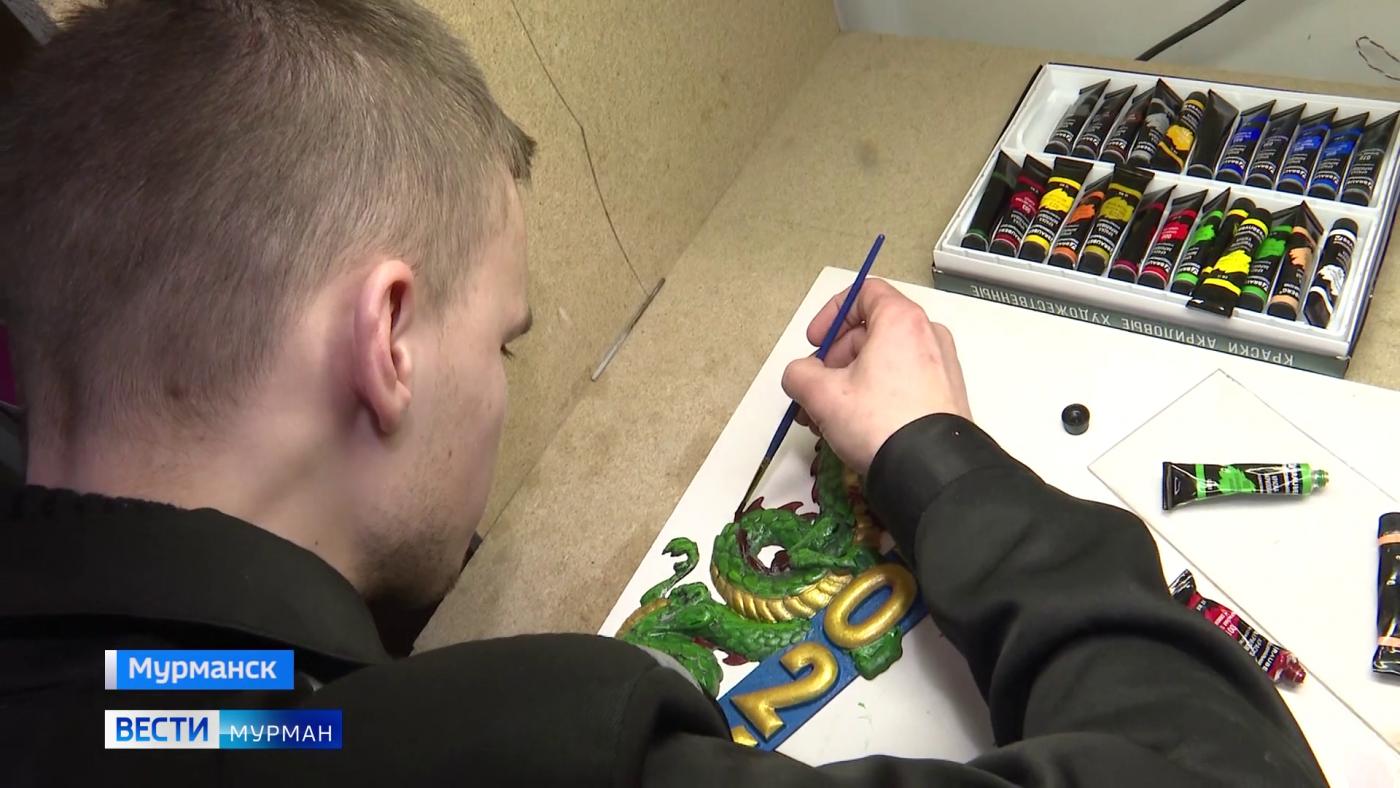 Творчество строгого режима: осужденные мурманской ИК-17 мастерят новогодних драконов