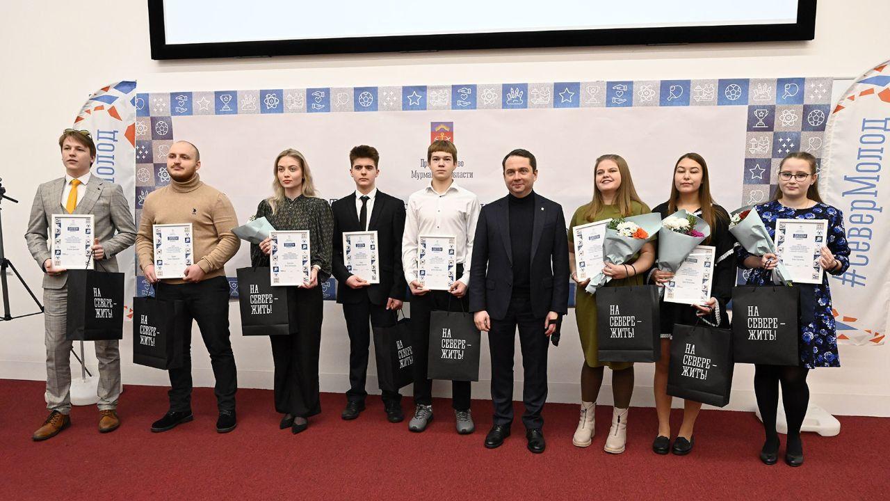 Стипендию Губернатора получили 100 одаренных юных жителей Мурманской области 