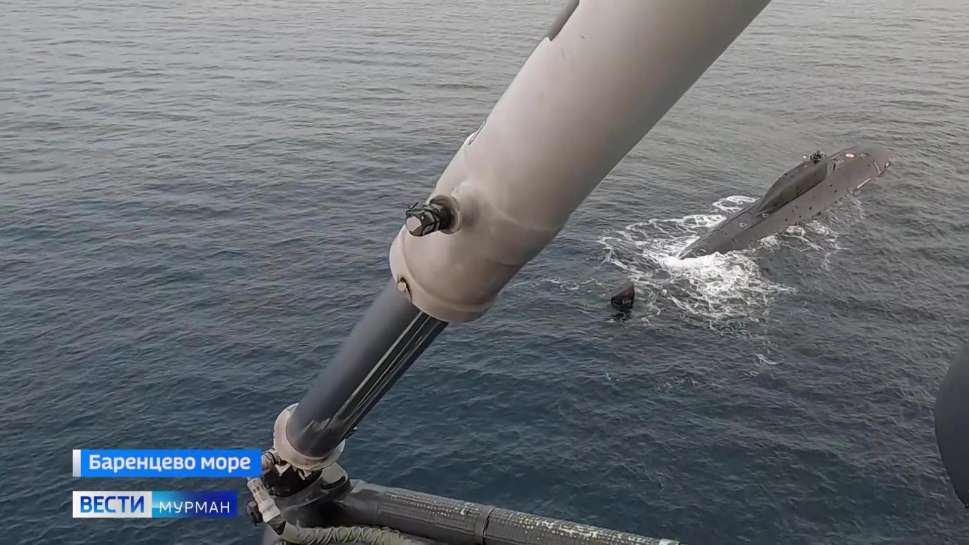 Экипажи корабельных вертолетов Северного флота отработали спасение пострадавших