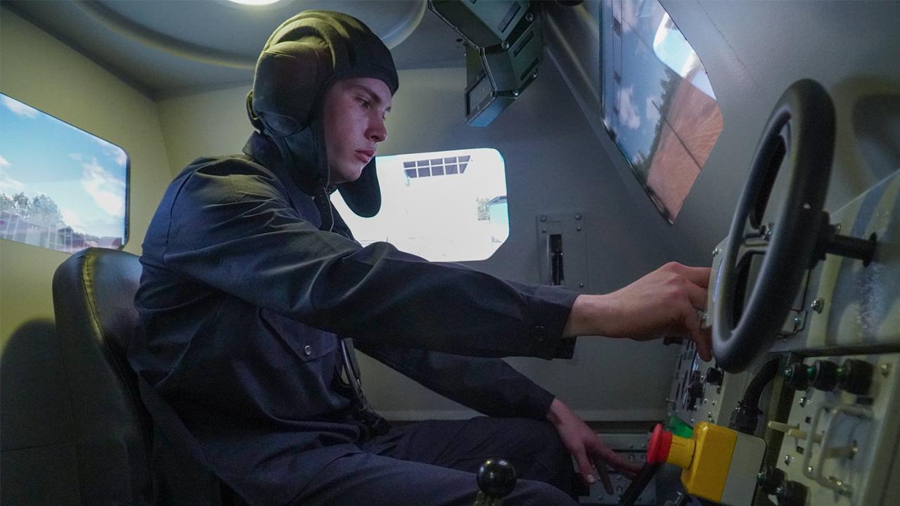 Механики-водители Северного флота учатся управлять плавающим транспортером ПТС-2