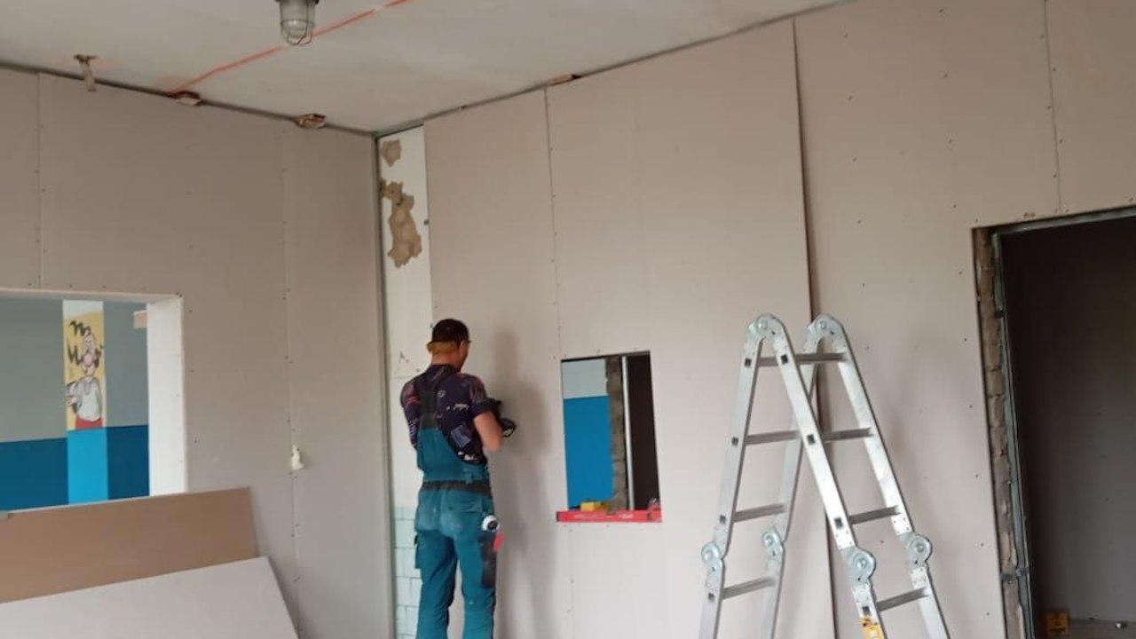 Северяне продолжают ремонтировать 4 школы в Приморском районе Запорожской области