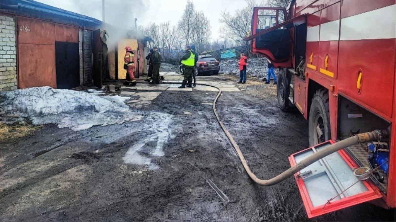 Из горящего гаража на Сафонова в Мурманске эвакуировали баллоны с газом