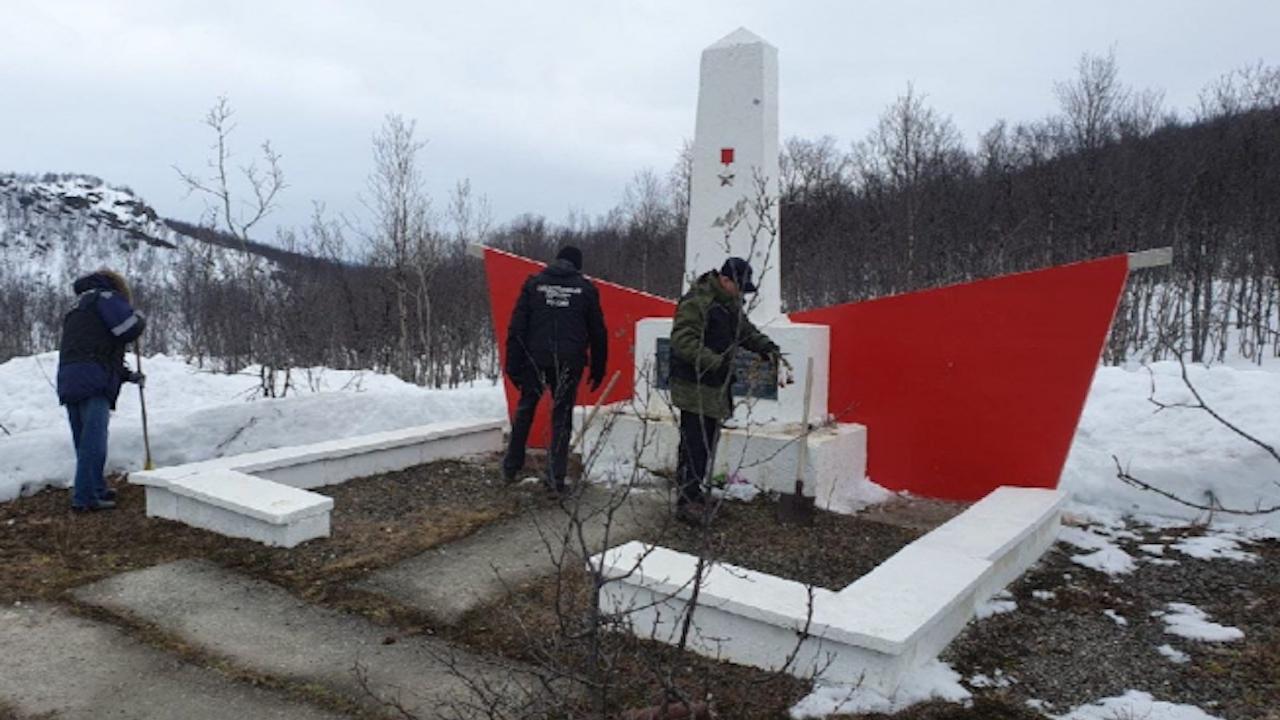 Сотрудники следственного управления СК РФ по Мурманской области благоустроили памятный знак Герою Советского Союза
