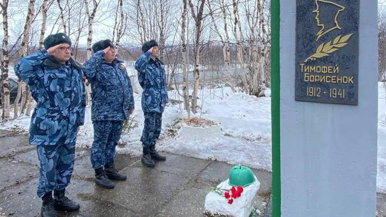 Сотрудники УФСИН по Мурманской области привели в порядок мемориал на месте гибели политрука Красной Армии