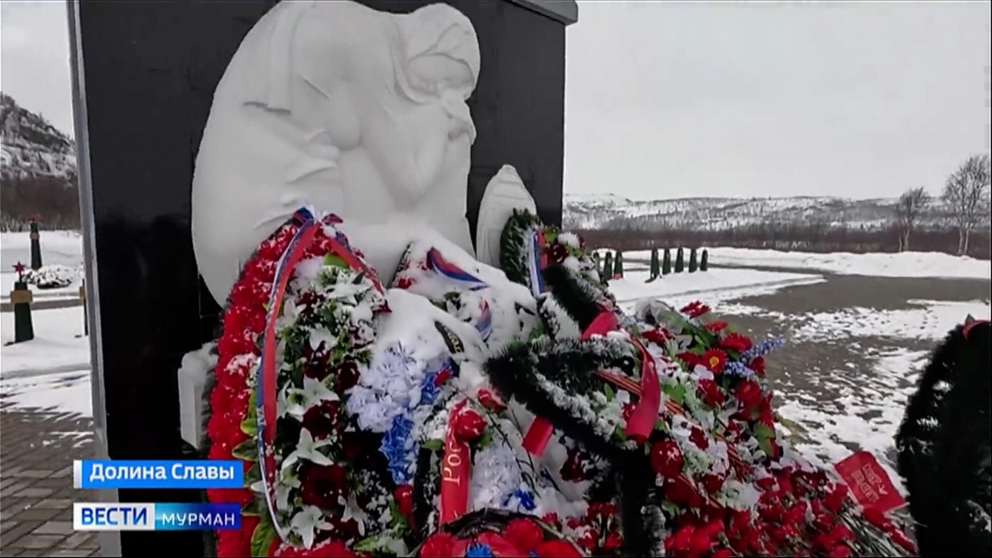 Сотрудники и ветераны УФСБ России по Мурманской области возложили цветы и венки к мемориалам