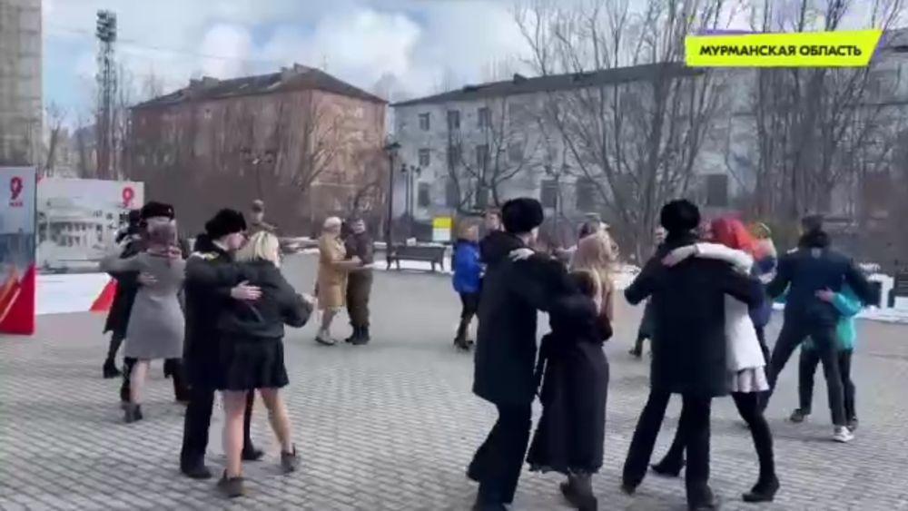 Танцевальный флешмоб &quot;Вальс Победы&quot; объединил молодежь Мурманской области
