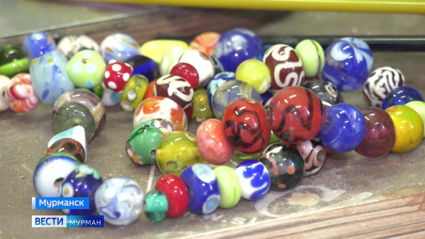Мурманчанка Наталья Панфилова создает необычные сувениры из стекла и керамики