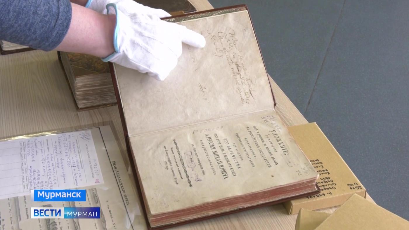 Редкие книги из библиотеки Свято-Никольского кафедрального собора реставрируют заполярные общественники