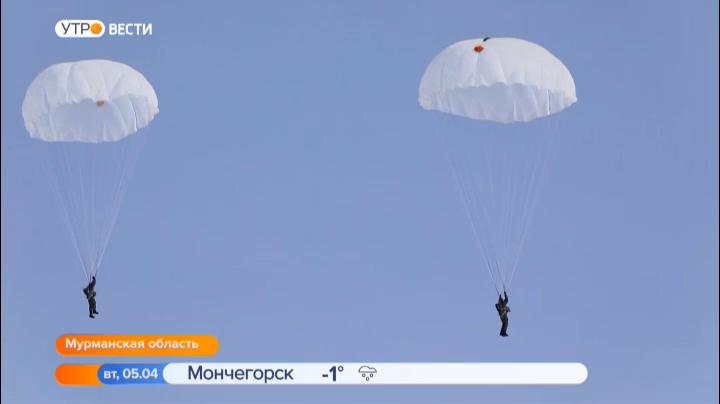 Морпехи Северного флота поддержали военнослужащих РФ прыжком с парашютом