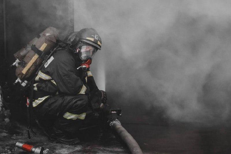 Десятки пожарных боролись с огнем у мусоросжигательного завода