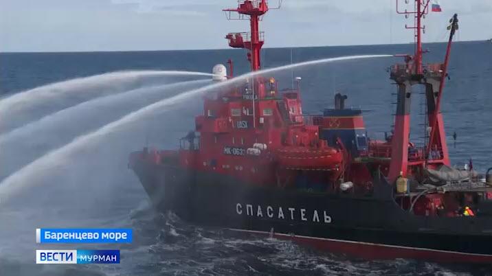 Спасатели Северного флота отработали оказание помощи аварийному кораблю в море