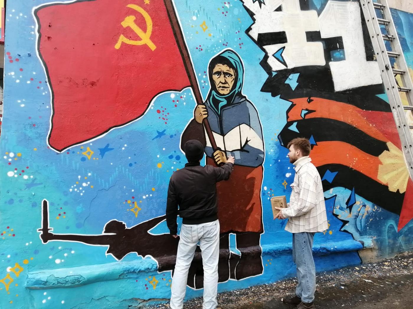 Активисты ОНФ завершают работу над новым граффити 
