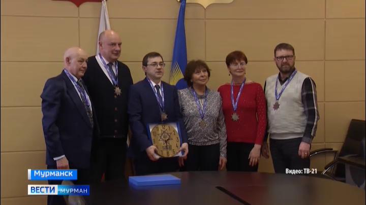 Глава Мурманска поздравил и наградил сборную города по зимнему плаванию