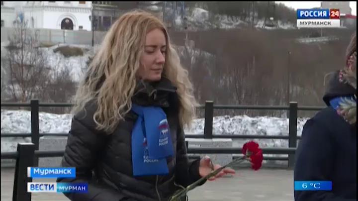 В Мурманске возложили цветы к памятнику стойкости и мужеству северян в годы ВОВ