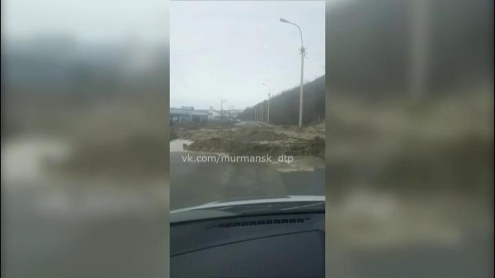 Движение на Нижне-Ростинском шоссе в Мурманске заблокировал оползень
