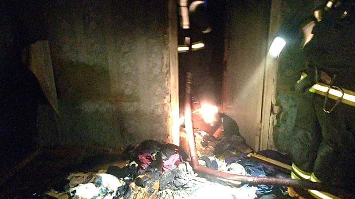 Из-за пожара из жилого дома в Кандалакше эвакуировали 6 человек, спасли 10