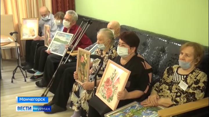 Мурманские волонтеры устроили праздник для подопечных мончегорского дома престарелых