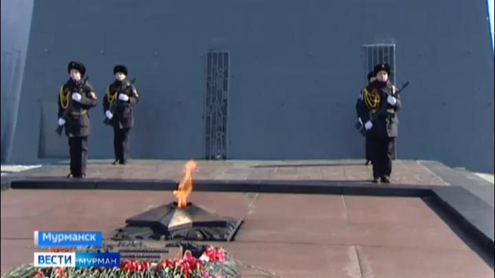 Юнармейцы и кадеты заступили в почетный караул у Вечного огня в Мурманске
