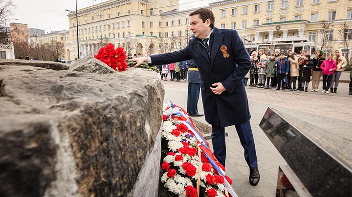 Андрей Чибис принял участие в церемонии возложения цветов к памятнику Анатолию Бредову