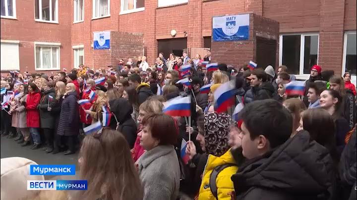 Студенты и курсанты в Мурманске хором спели «День Победы»
