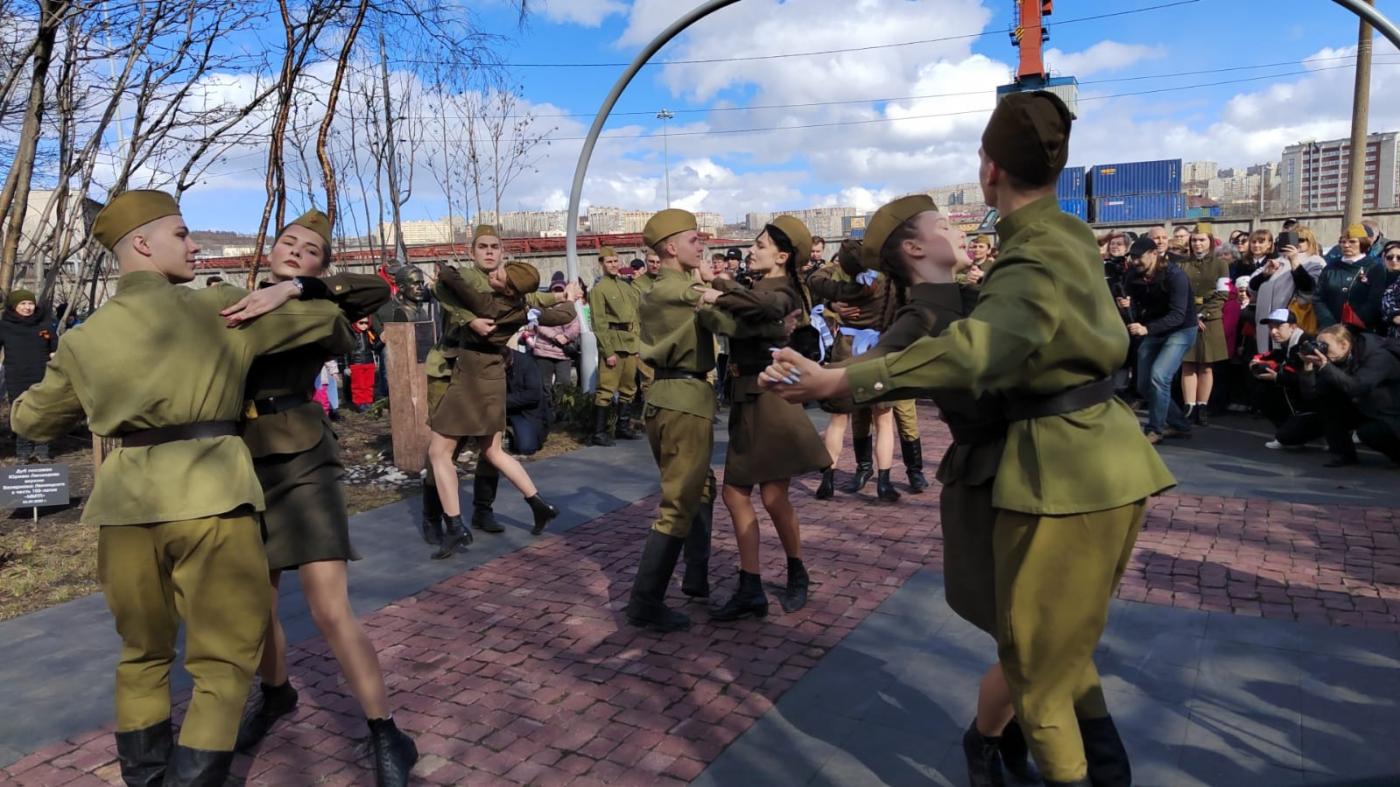 «Случайный вальс» станцевали в честь Дня Победы у «Паруса мечты» в Мурманске