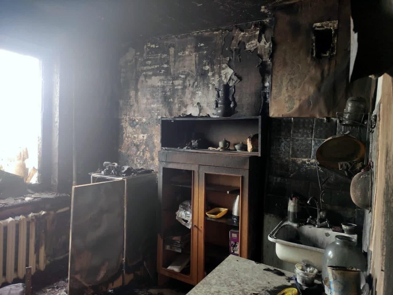 Сотрудники МЧС в Снежногорске спасли пожилую женщину на пожаре в жилом доме
