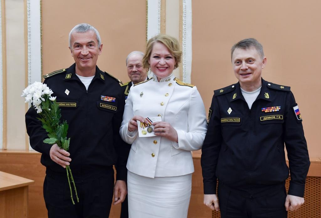 Артистам ансамбля песни и пляски и военнослужащим Северного флота вручили награды