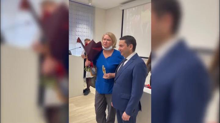 Андрей Чибис поздравил заполярных медсестер с профессиональным праздником