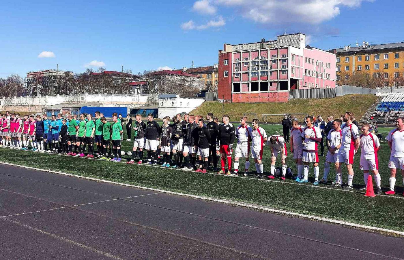 Весенние футбольные баталии начались в Мурманске