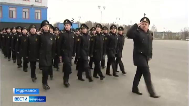 В Мурманске наградили нахимовцев, принимавших участие в главном параде Победы