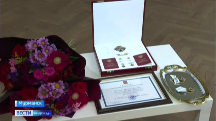 Полпред президента РФ Александр Гуцан вручил мурманской семье орден «Родительская слава»