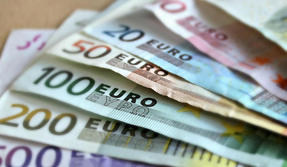 Курс евро упал ниже 58 рублей впервые с 2015 года