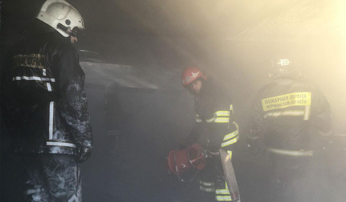 В Оленегорске ночью сгорели три гаража