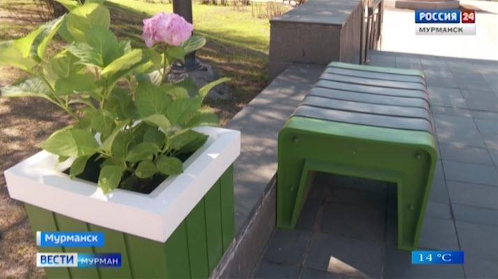Две скамейки из вторсырья установили у здания Мурманской облдумы