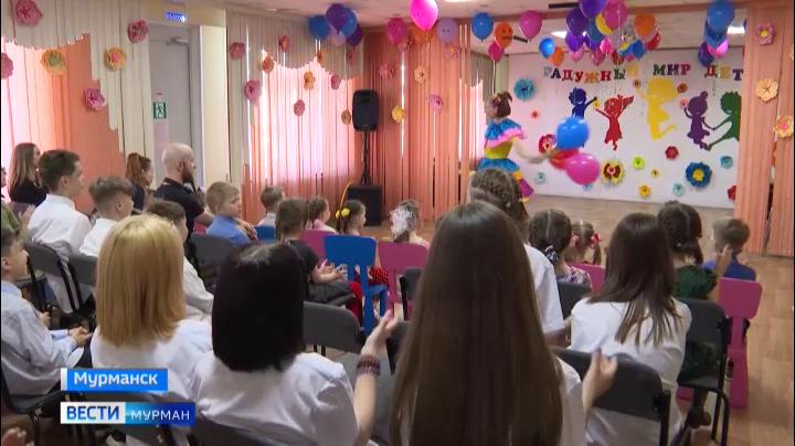 Детей Мурманского центра социальной помощи семье и детям поздравили с праздником