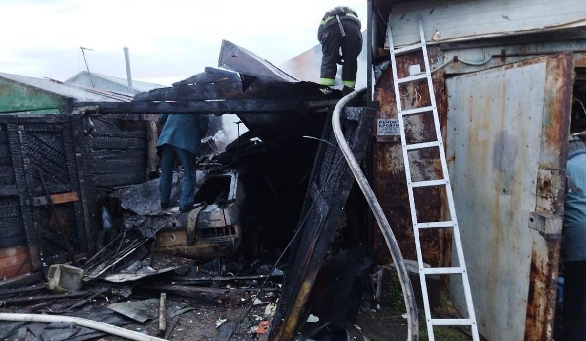 В Мурманске на Шевченко сгорел гараж с кузовом Volvo