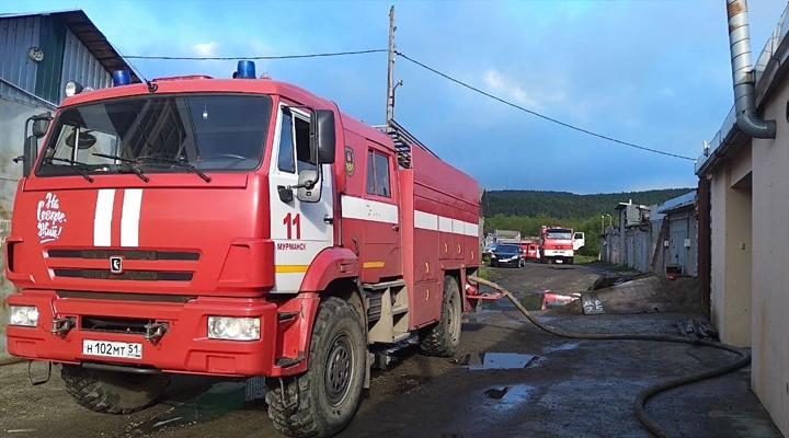 Крупный пожар в гаражном кооперативе города Мурманска уничтожил два автомобиля