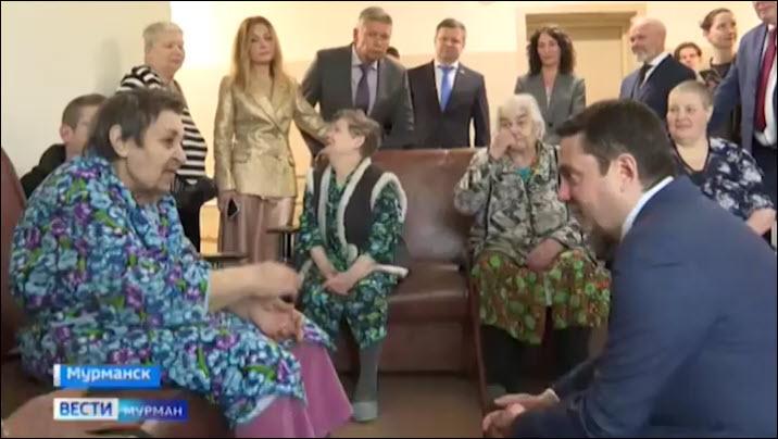 Андрей Чибис вручил почетные грамоты лучшим соцработникам Мурманской области