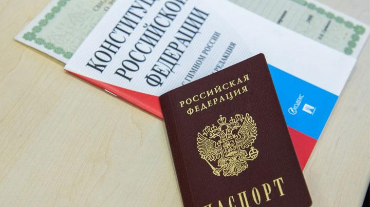 Глава Мурманска торжественно вручил 17 юным северянам паспорта РФ
