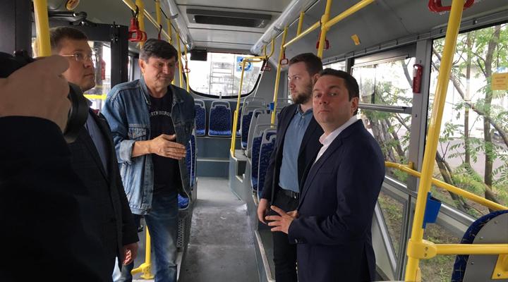 Андрей Чибис вручил ключи водителям от новых автобусов и троллейбусов