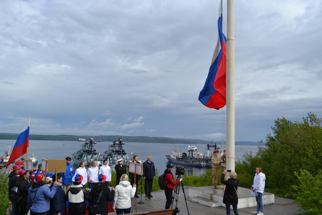 Гигантский флаг России подняли в столице Северного флота – Североморске