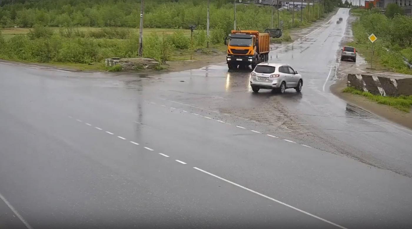 В Мончегорске перевернулся автомобиль на скользкой дороге - Новости  Мурманска и области - ГТРК «Мурман»