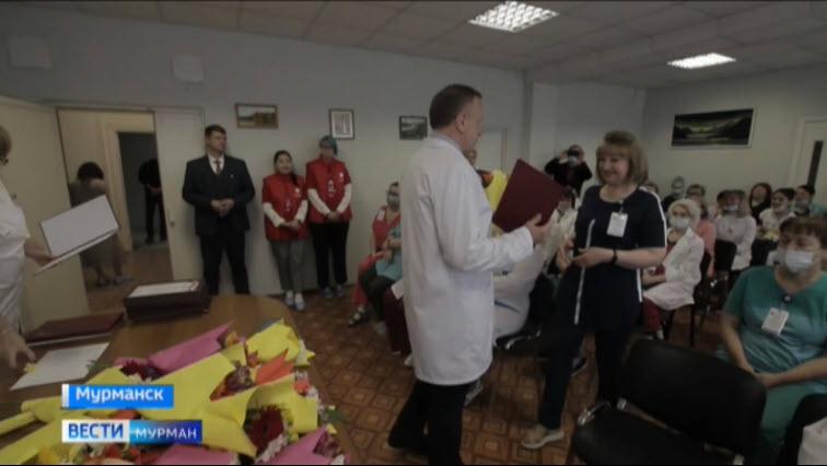 В Мурманске в преддверии Дня медработника поздравили врачей и медсестер