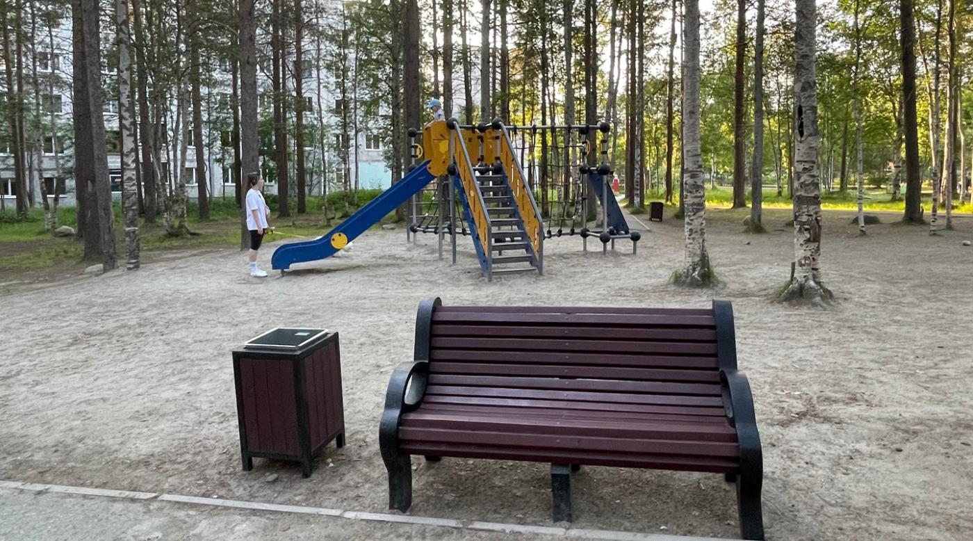 в нескольких дворах установили 30 скамеек