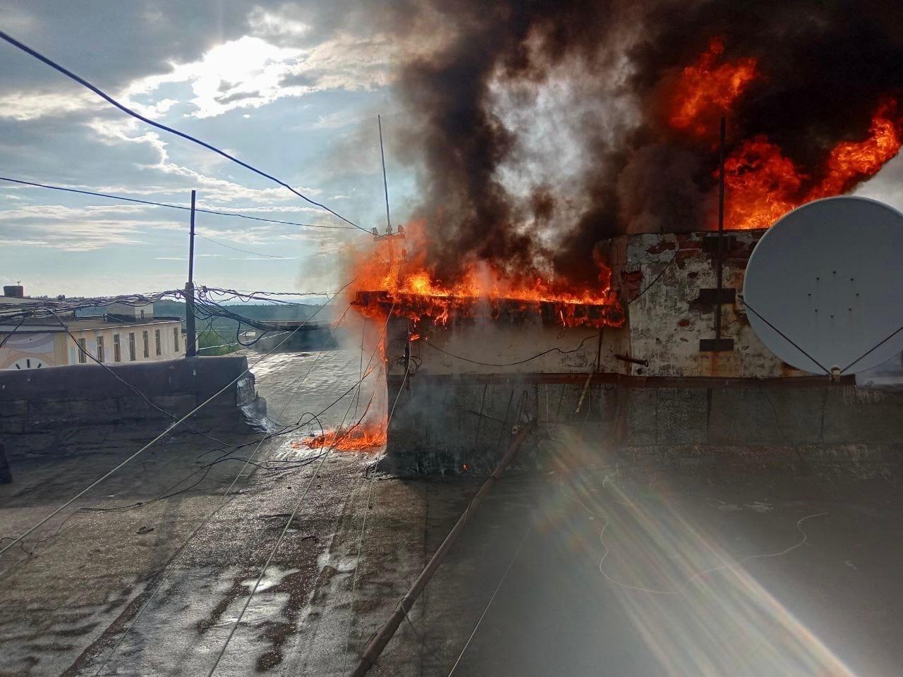 Из горящей пятиэтажки в Никеле эвакуировали двоих детей