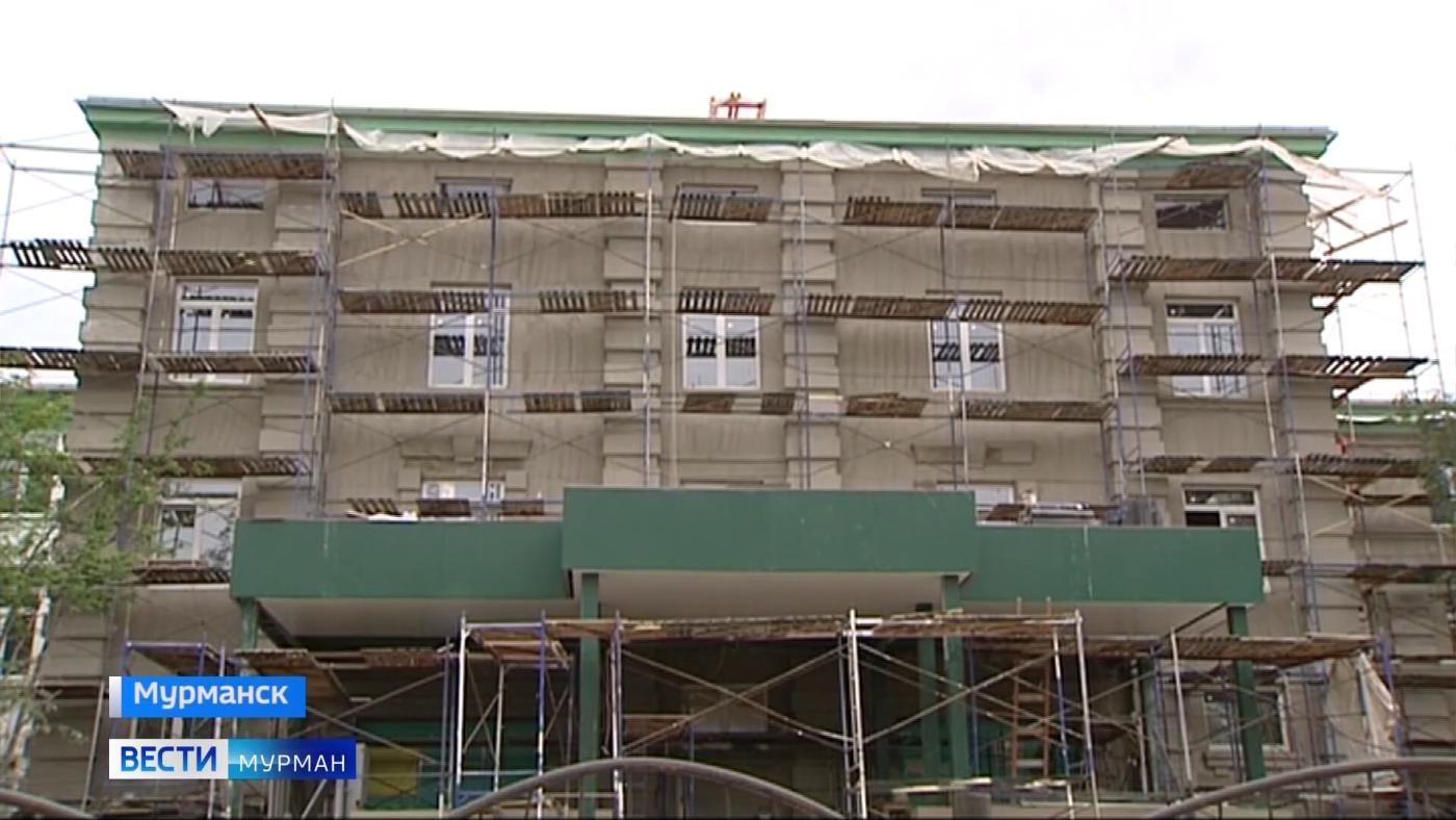 В Мурманске продолжают капитально ремонтировать здание первой школы